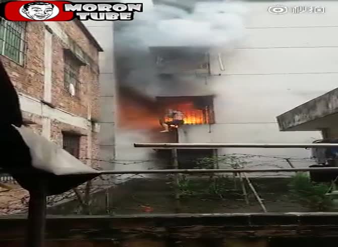 Video :A guy dies in his apartment fire while trapped on his balcony